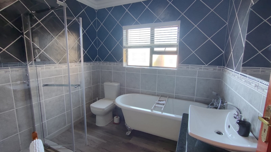6 Bedroom Property for Sale in Stilbaai Wes Western Cape